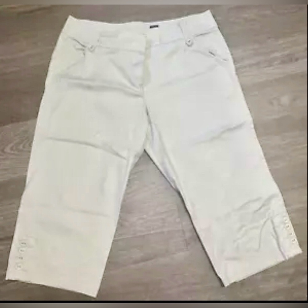 Women’s Designer Larry Levine Beige Stretch Capri Pants, Size 12
